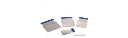 Spacluri din metal pentru chit